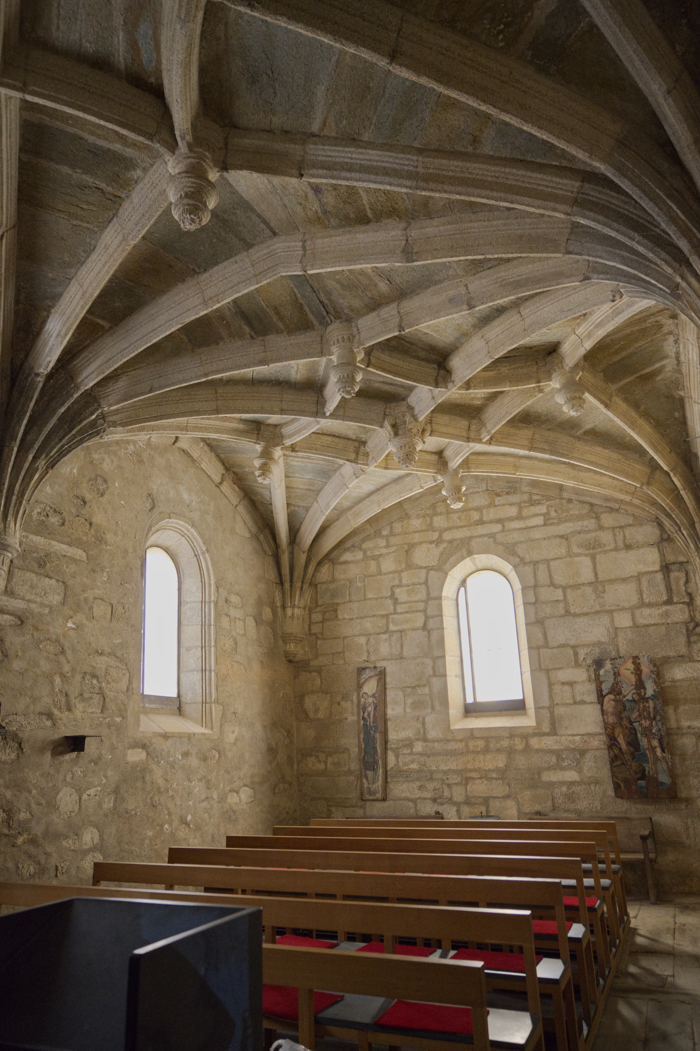 Interior de la sacristía de la iglesia del monasterio de San Martín de Castañeda desde la entreda
